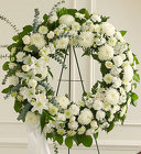 /images/BLM91315lg.jpg All White Standing Wreath